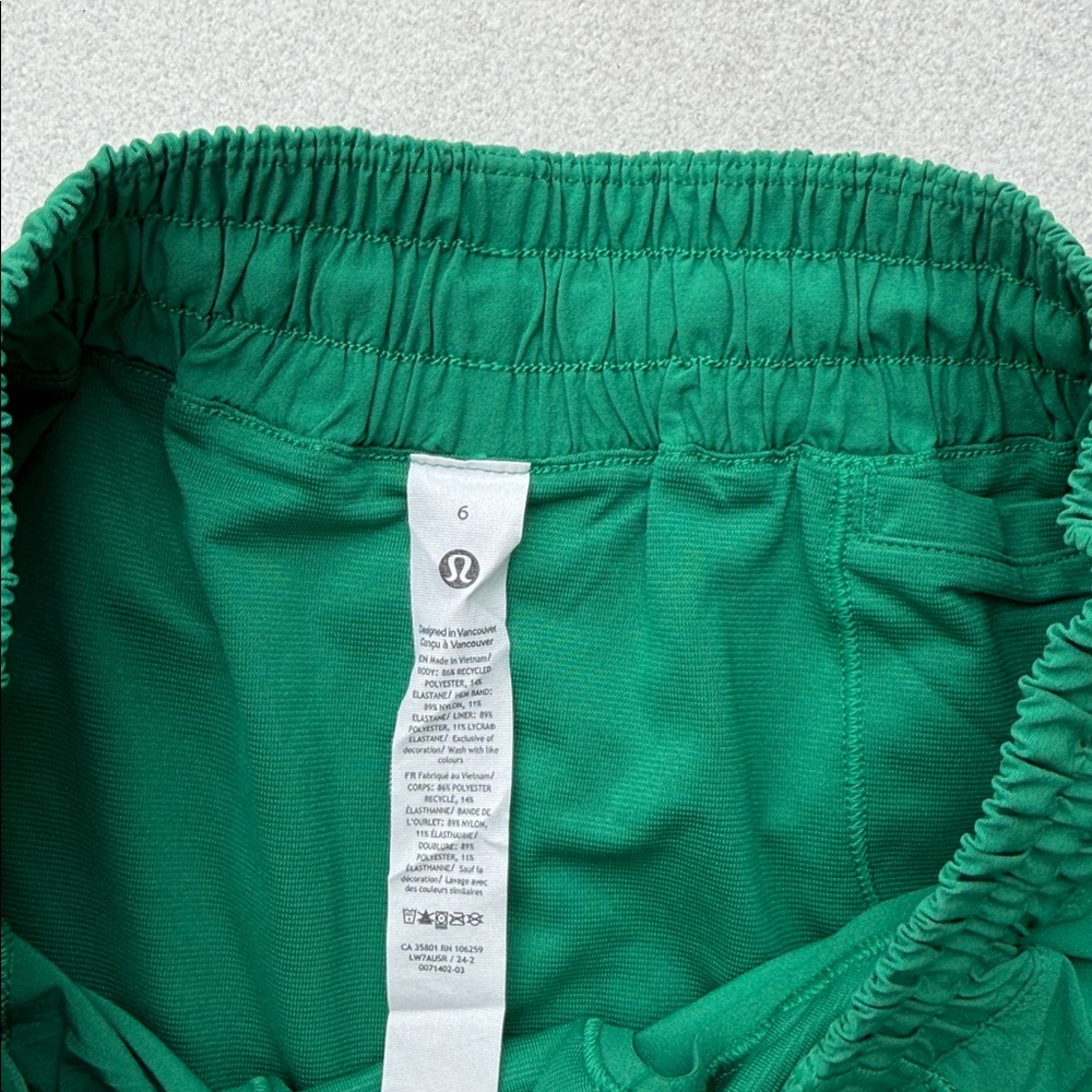 Lululemon Hotty Hot low Rise Lined Short 2.5" - Size 6 - Picture 2 of 6